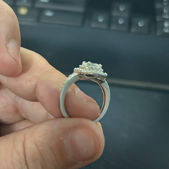 White sapphire ring - Picture 2 of 3